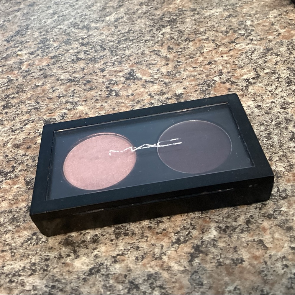 MAC Eye Shadow x 2 Taupeless (L)/Celestial Black (V) Eyeshadow